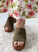 Clogs suede με χρυσά τρουκς Erynn - Λαδί - thefashionproject.gr - ERYNN
