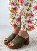 Clogs suede με χρυσά τρουκς Erynn - Λαδί - thefashionproject.gr - ERYNN