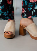 Clogs suede με χρυσά τρουκς Erynn - Μπεζ - thefashionproject.gr - ERYNN