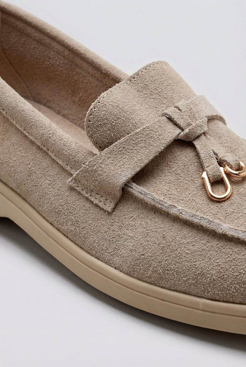 Ideal shoes - Comfort Loafers with Metal Detail - Beige Suede