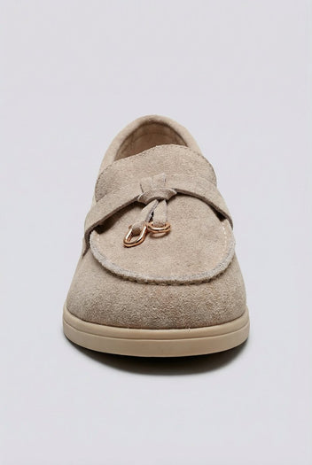 Ideal shoes - Comfort Loafers with Metal Detail - Beige Suede