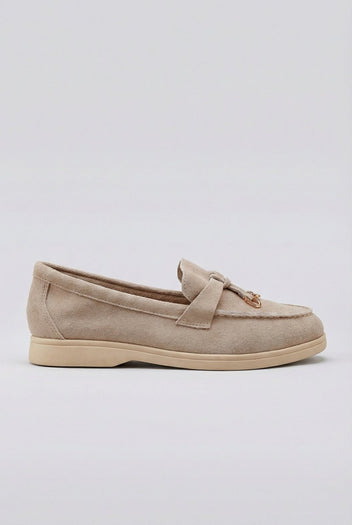 Ideal shoes - Comfort Loafers with Metal Detail - Beige Suede