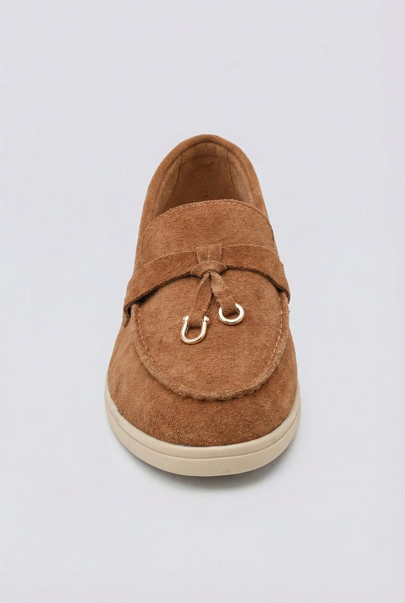 Ideal shoes - Comfort Loafers with Metal Detail - Tan Suede
