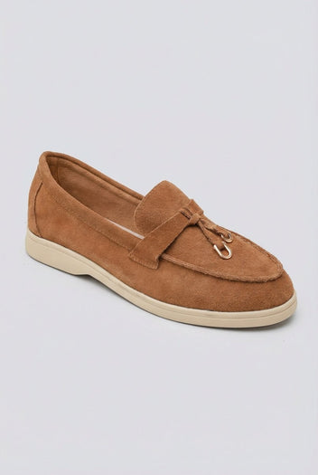 Ideal shoes - Comfort Loafers with Metal Detail - Tan Suede