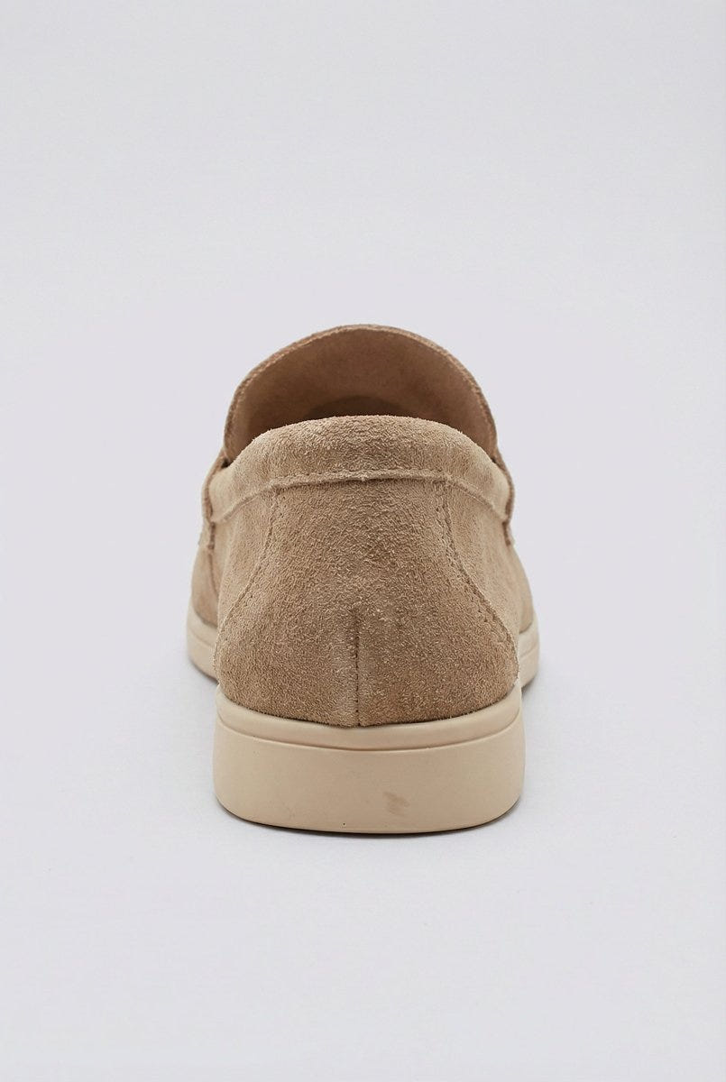 Ideal shoes - Comfort Loafers with Metal Detail - Taupe Suede
