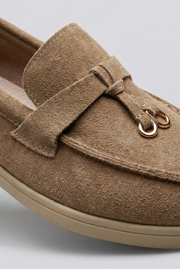 Ideal shoes - Comfort Loafers with Metal Detail - Taupe Suede