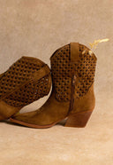 <h5><em><strong>COWBOY BOOTS</strong></em></h5>