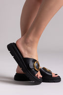 Δερμάτινα σανδάλια με oversize τοκά RAGAZZA