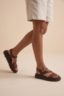 Flatform-Sandalen aus Leder Ankle Strap – Braun