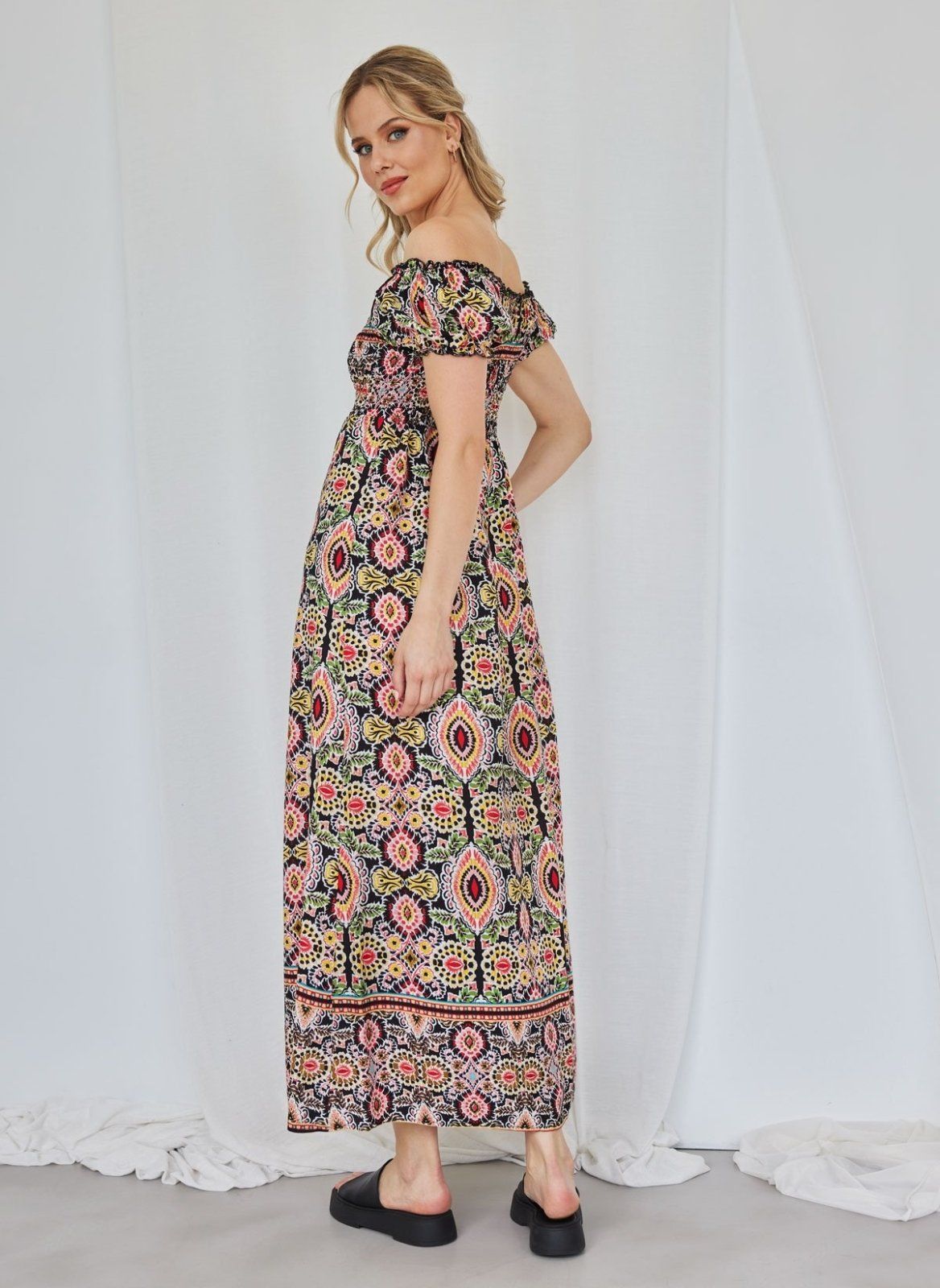 Εμπριμέ φόρεμα με σούρες - Μαύρο - thefashionproject.gr - The Fashion Project
