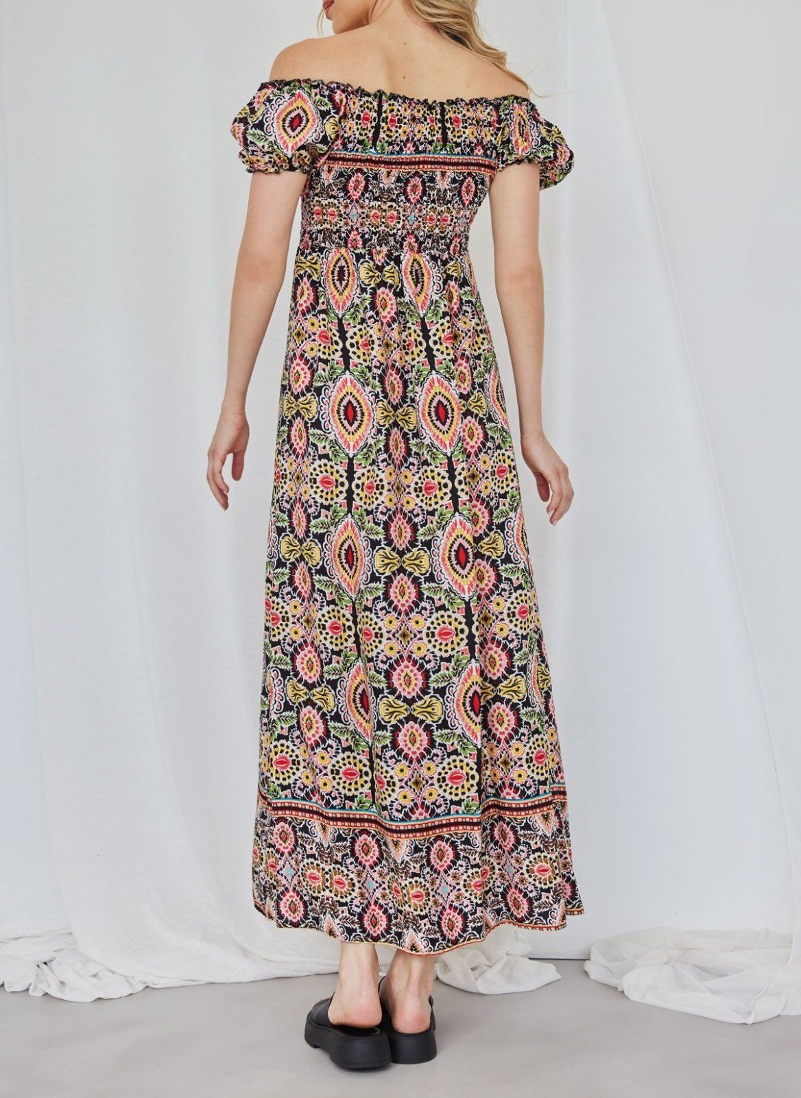 Εμπριμέ φόρεμα με σούρες - Μαύρο - thefashionproject.gr - The Fashion Project