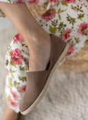 Εσπαντρίγιες suede με χαμηλά πλαϊνά - Καφέ - thefashionproject.gr - Medies