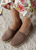 Εσπαντρίγιες suede με χαμηλά πλαϊνά - Καφέ - thefashionproject.gr - Medies