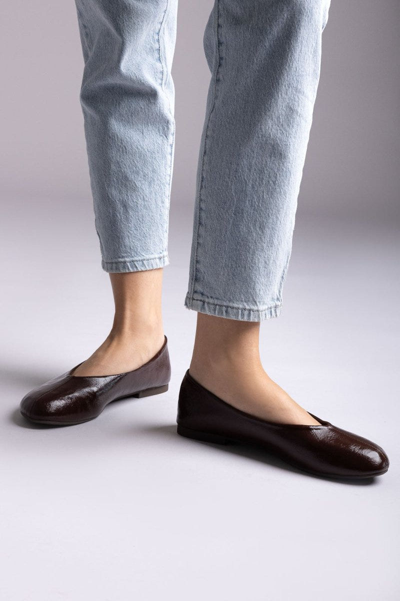 Ideal shoes - Flat Ballet Flats - Brown Matte