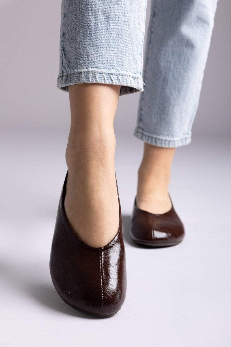 Ideal shoes - Flat Ballet Flats - Brown Matte