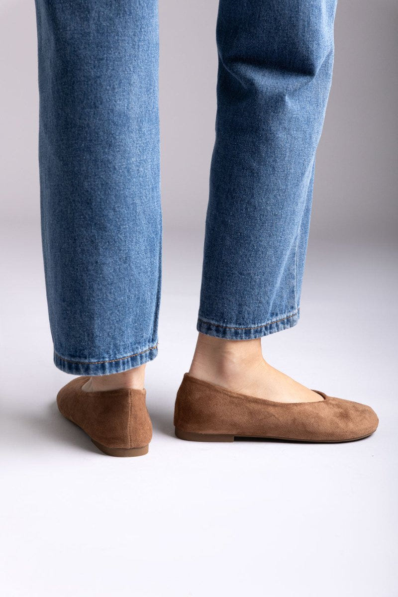 Ideal shoes - Flat Ballet Flats - Brown Suede