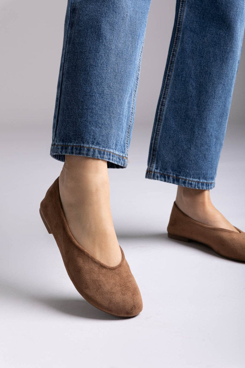Ideal shoes - Flat Ballet Flats - Brown Suede