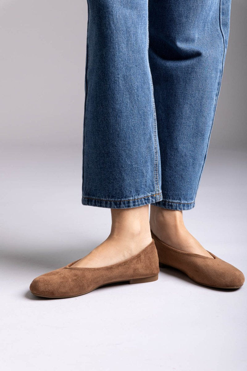 Ideal shoes - Flat Ballet Flats - Brown Suede
