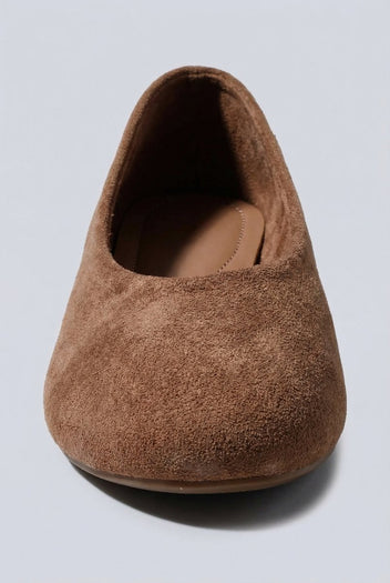 Ideal shoes - Flat Ballet Flats - Brown Suede