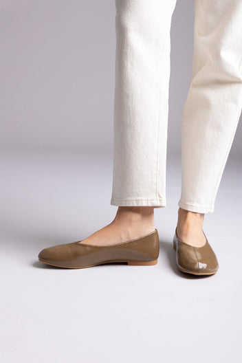 Ideal shoes - Flat Ballet Flats - Olive Matte