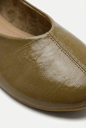Ideal shoes - Flat Ballet Flats - Olive Matte
