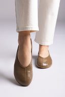 Ideal shoes - Flat Ballet Flats - Olive Matte