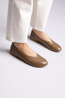 Ideal shoes - Flat Ballet Flats - Olive Matte