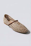 Ideal shoes - Flat Ballet Flats V Cut - Beige Matte