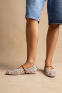 Ideal shoes - Flat Ballet Flats V Cut - Beige Matte