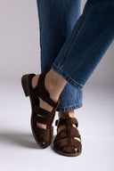 Ideal shoes - Flat Fisherman Sandals - Brown Suede
