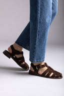 Ideal shoes - Flat Fisherman Sandals - Brown Suede