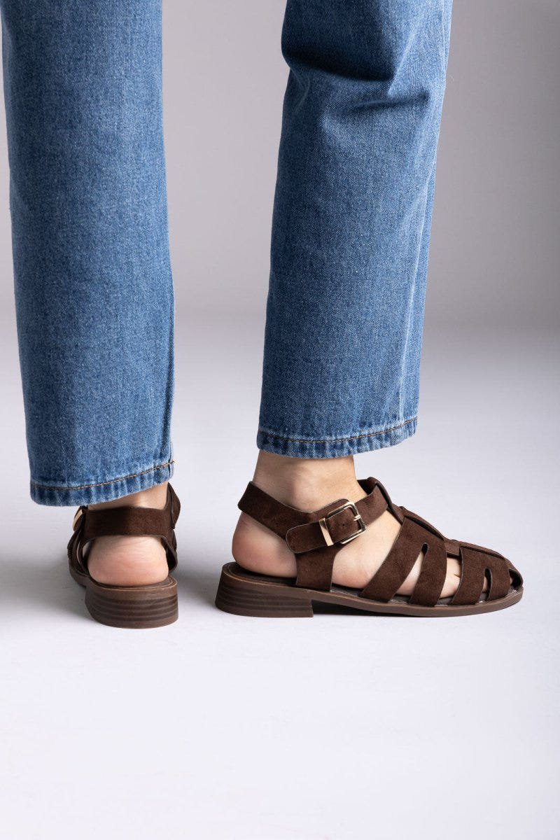 Ideal shoes - Flat Fisherman Sandals - Brown Suede