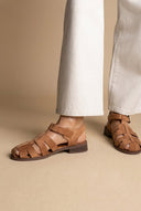 Ideal shoes - Flat Fisherman Sandals - Tan Suede