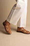 Ideal shoes - Flat Fisherman Sandals - Tan Suede