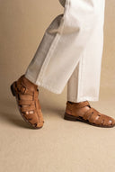 Ideal shoes - Flat Fisherman Sandals - Tan Suede