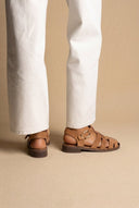 Ideal shoes - Flat Fisherman Sandals - Tan Suede