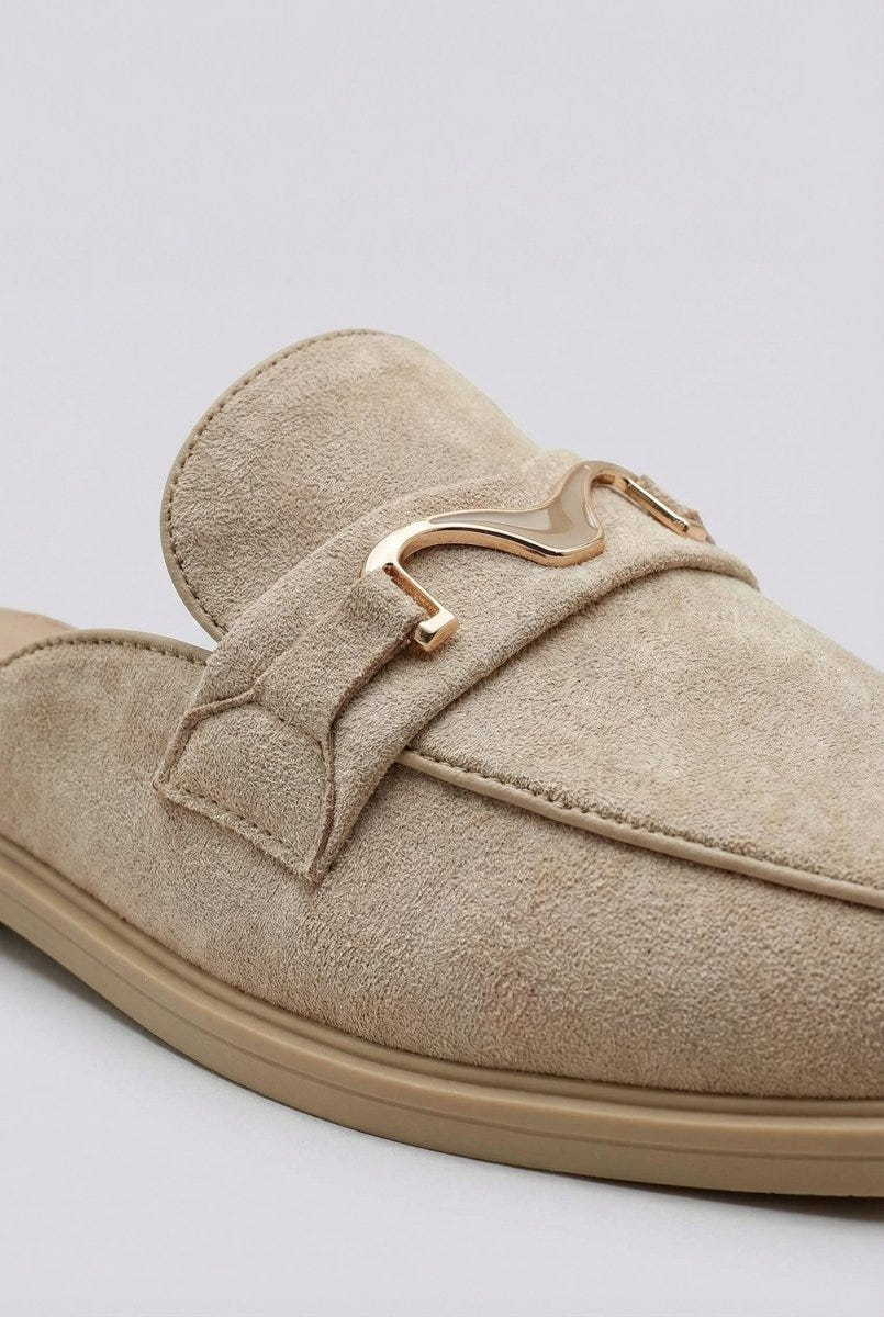 Ideal shoes - Flat Mules with Metal Detail - Beige Suede