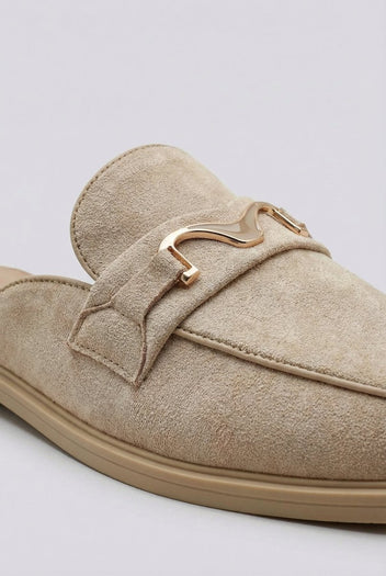 Ideal shoes - Flat Mules with Metal Detail - Beige Suede