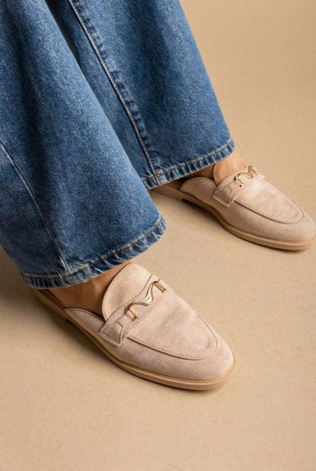 Ideal shoes - Flat Mules with Metal Detail - Beige Suede