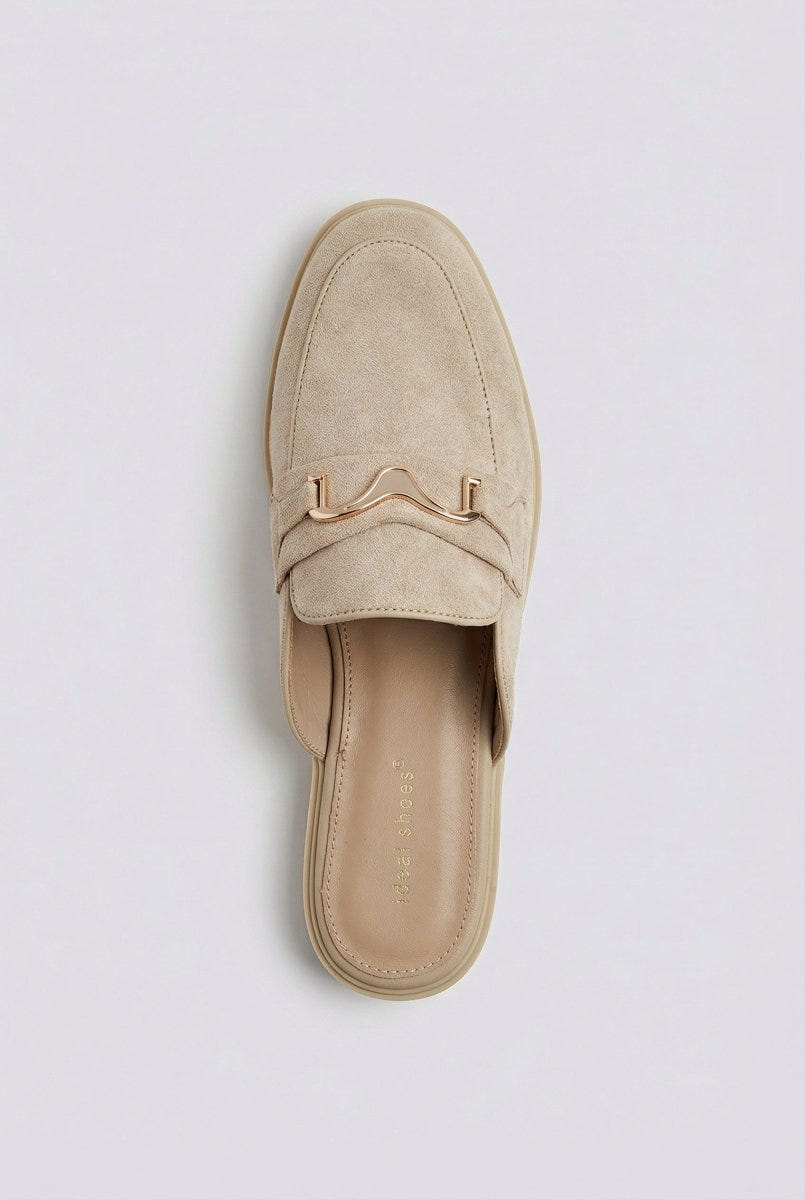 Ideal shoes - Flat Mules with Metal Detail - Beige Suede