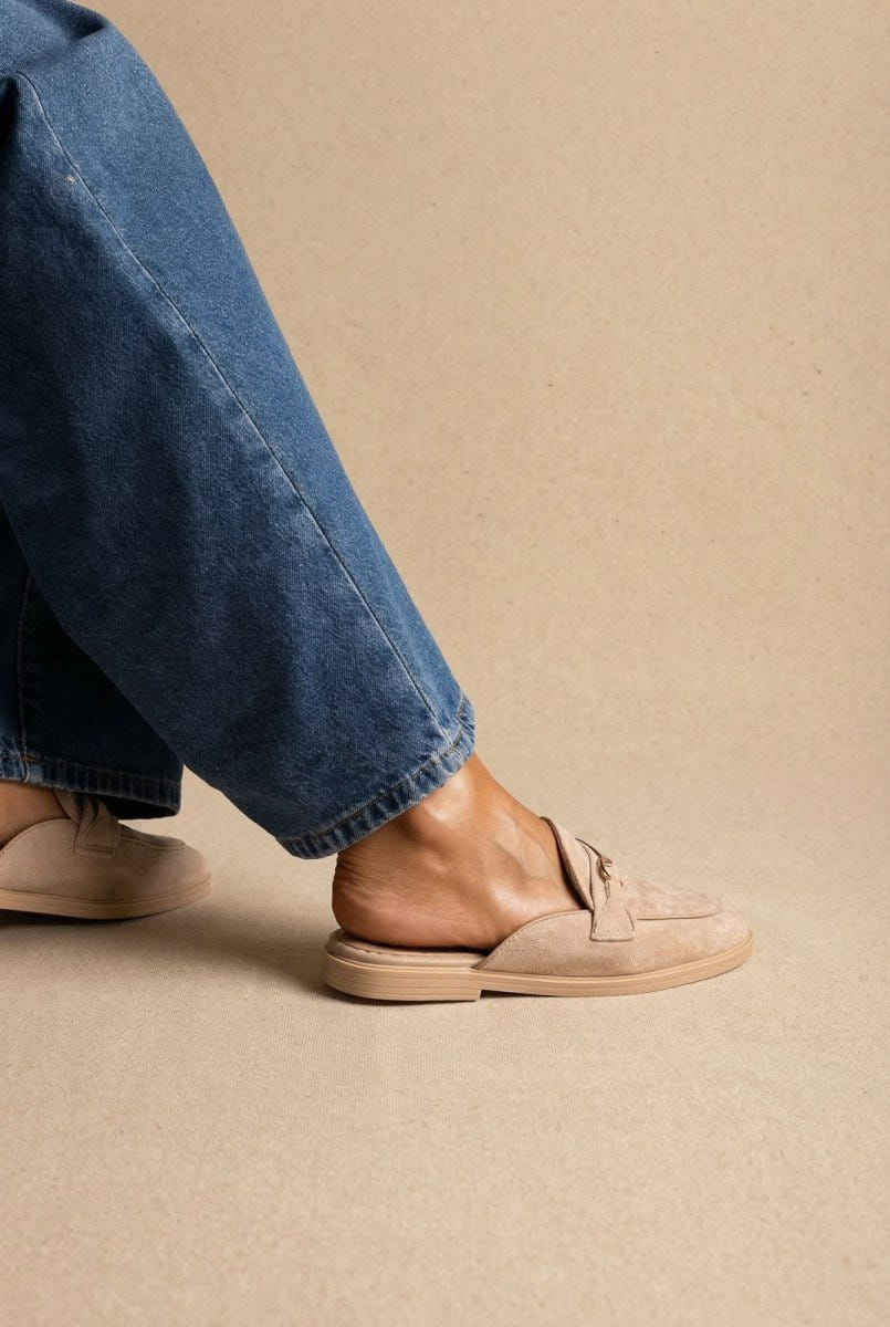 Ideal shoes - Flat Mules with Metal Detail - Beige Suede