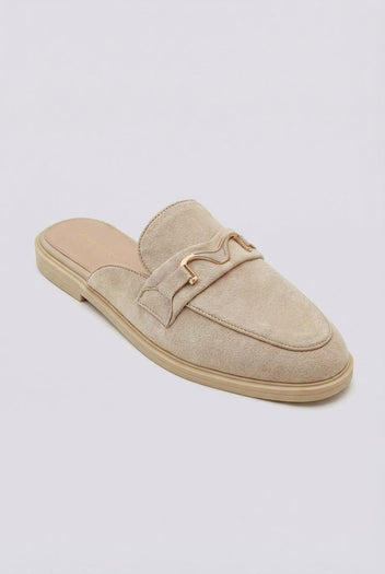 Ideal shoes - Flat Mules with Metal Detail - Beige Suede