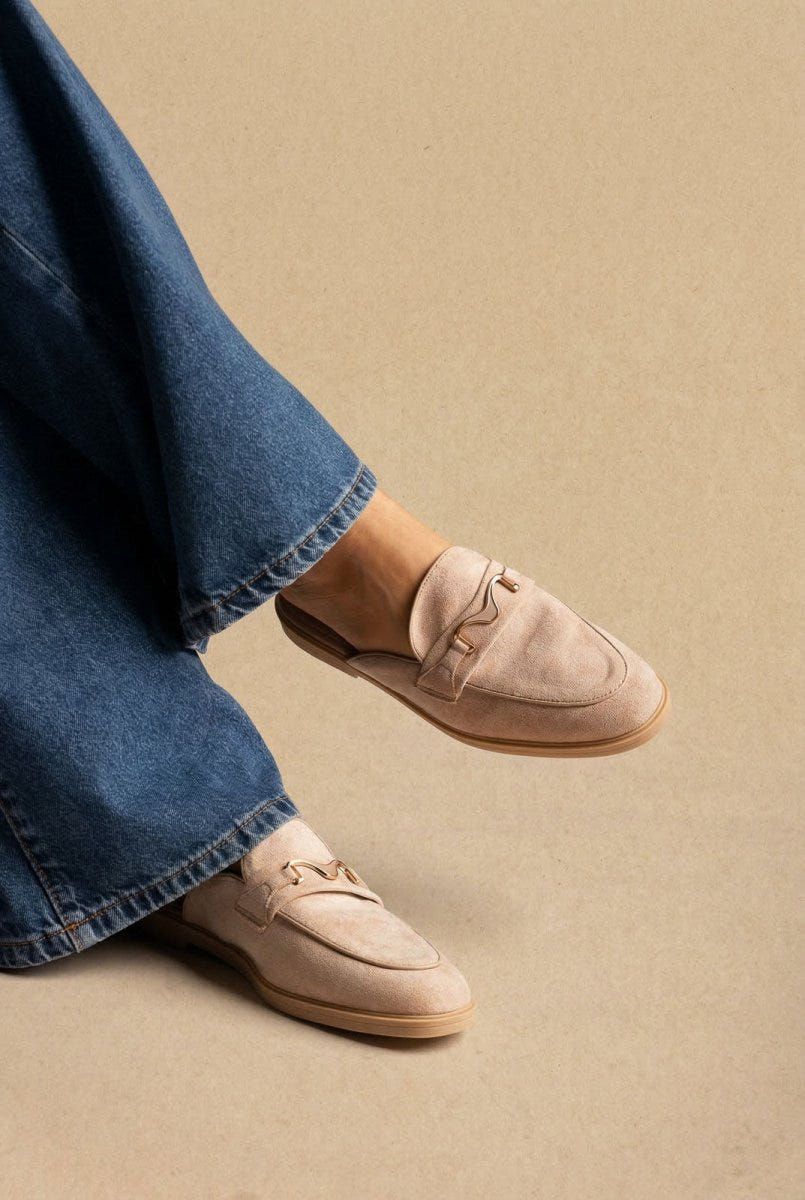 Ideal shoes - Flat Mules with Metal Detail - Beige Suede