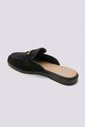 Ideal shoes - Flat Mules with Metal Detail - Black Suede