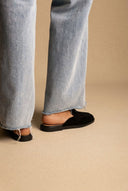 Ideal shoes - Flat Mules with Metal Detail - Black Suede