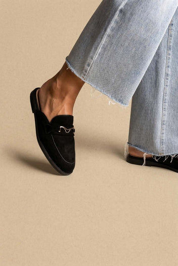 Ideal shoes - Flat Mules with Metal Detail - Black Suede