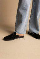 Ideal shoes - Flat Mules with Metal Detail - Black Suede