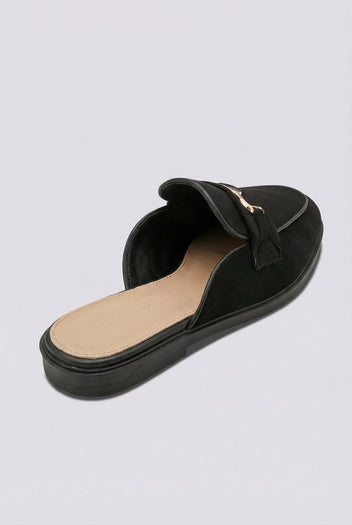 Ideal shoes - Flat Mules with Metal Detail - Black Suede