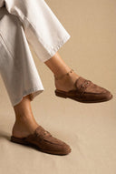 Ideal shoes - Flat Mules with Metal Detail - Tan Suede
