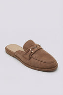Ideal shoes - Flat Mules with Metal Detail - Tan Suede